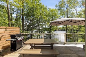 Outdoor dining - Cozy Muskoka Lakehouse w/ Hottub (Georgian Bay)