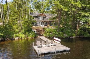 Exterior - Cozy Muskoka Lakehouse w/ Hottub (Georgian Bay)