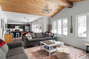 Living area - Cozy Muskoka Lakehouse w/ Hottub (Georgian Bay)