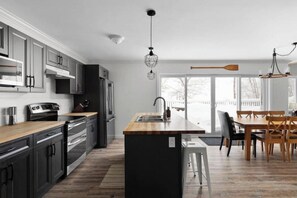 Private kitchen - Cozy Muskoka Lakehouse w/ Hottub (Georgian Bay)