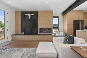 Large HDTV & Modern Fireplace - Newly Built Modern Townhome - Pet Friendly, Private Hot Tub, Walk to Restaurants (Fraser)