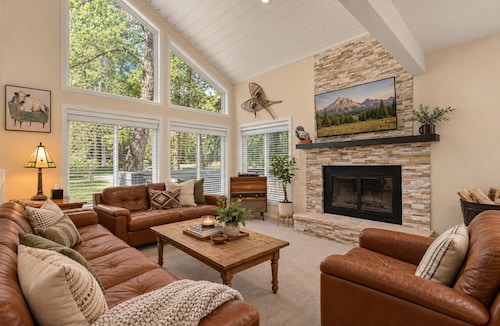 TT’s Trailhouse in Vail/BC: Ski Back • Hot Tub • Family + Dogs • EV Charger