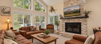 TT’s Trailhouse in Vail/BC: Ski Back • Hot Tub • Family + Dogs • EV Charger