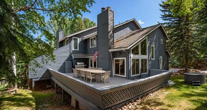 TT’s Trailhouse in Vail/BC: Ski Back • Hot Tub • Family + Dogs • EV Charger
