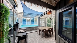 A covered outdoor area with a pool, seating, and a view of the sea. - Namhae Tteul Pool Villa Pension (Namhae-gun)