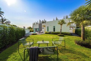A modern house with a swimming pool, outdoor seating, and a well-maintained lawn. - 3BR Luxury Pool Villa, Hua Hin (TP3) (Hua Hin)
