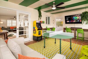 Een moderne woonkamer met een bank, een salontafel en een spelconsole.