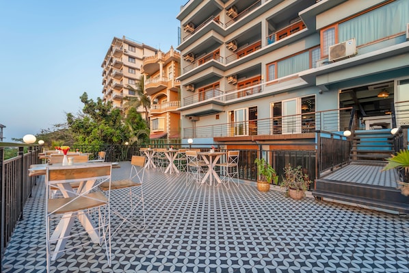 Outdoor dining - Hotel Alekhya Suites (Panaji)