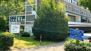 Un espace de stationnement privé, signalé par un panneau indiquant qu’il est réservé aux résidents et aux visiteurs de la maison.