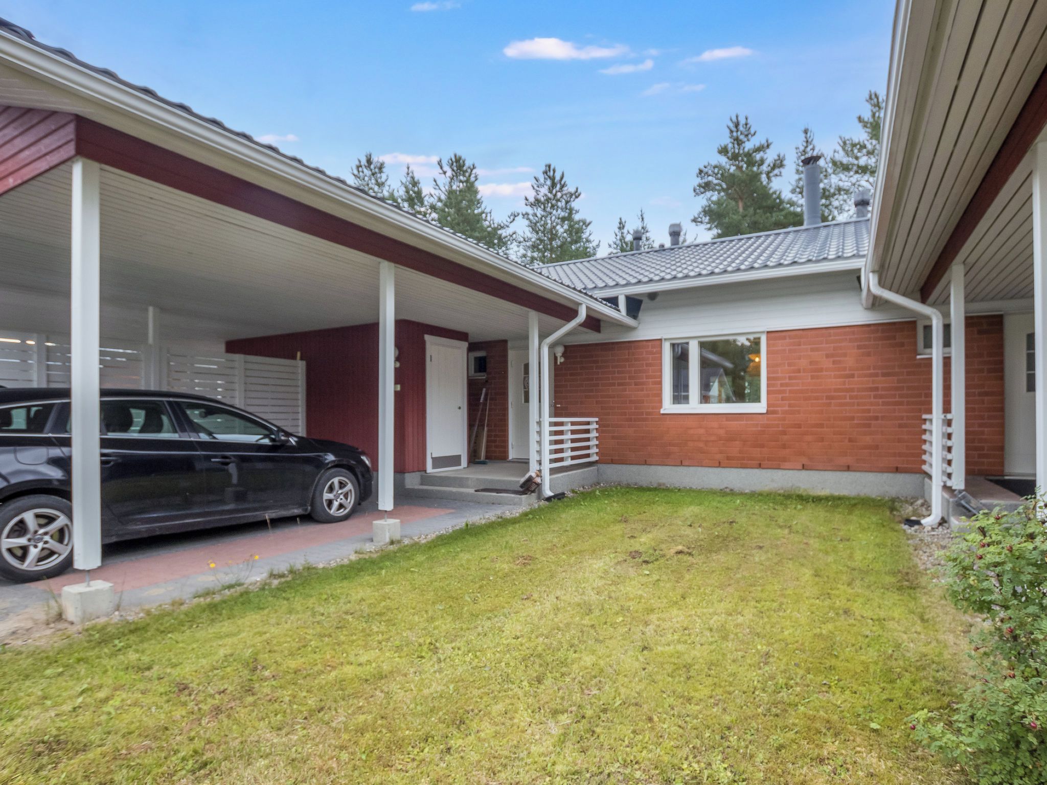 Il s’agit d’une propriété résidentielle comprenant un abri-voiture couvert, une maison en briques et une cour gazonnée.
