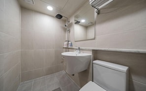 Ein Badezimmer mit Waschbecken, Spiegel und Toilette.