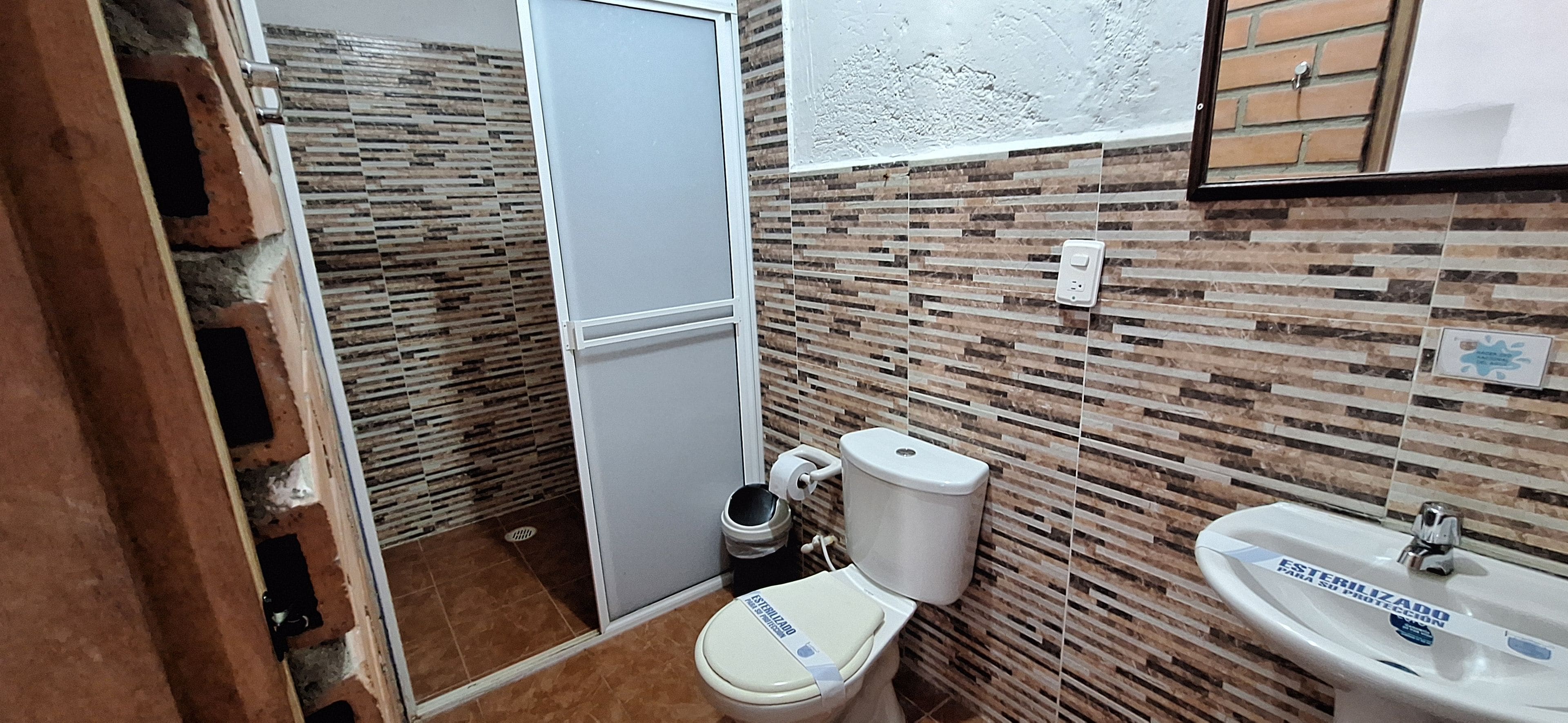 Un baño con inodoro, bidé y lavamanos.