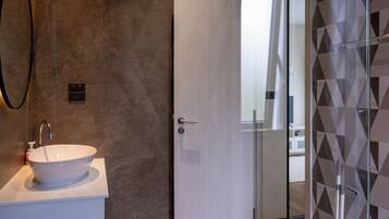 Comfort Apartment, Balcony | Bathroom | Hair dryer, towels, toilet paper