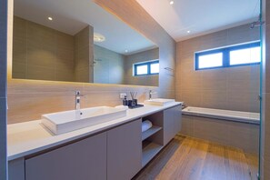 Villa, niet-roken, terras | Badkamer