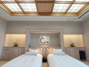 A hotel room with two beds, a skylight, a wall-mounted artwork, and bedside plants. - Ikoinomura Heritage Minoyama (Minano)