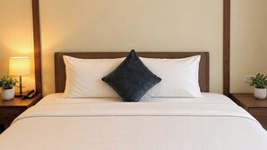 Desk, laptop workspace, blackout curtains, soundproofing - Rising Dragon Palace Hotel (Hoan Kiem)