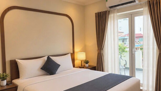Desk, laptop workspace, blackout curtains, soundproofing - Rising Dragon Palace Hotel (Hoan Kiem)