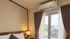 Desk, laptop workspace, blackout curtains, soundproofing - Rising Dragon Palace Hotel (Hoan Kiem)