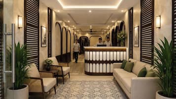 Um saguão de hotel com balcão de recepção, área de estar e piso estampado.