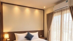 Desk, laptop workspace, blackout curtains, soundproofing - Rising Dragon Palace Hotel (Hoan Kiem)