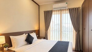 Desk, laptop workspace, blackout curtains, soundproofing - Rising Dragon Palace Hotel (Hoan Kiem)