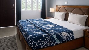 Une chambre à coucher avec un lit, un ventilateur de plafond, une fenêtre et une porte.