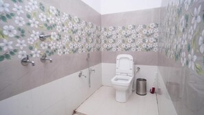 Phòng 3, ban công, quang cảnh núi | Phòng tắm | Dép đi trong nhà 