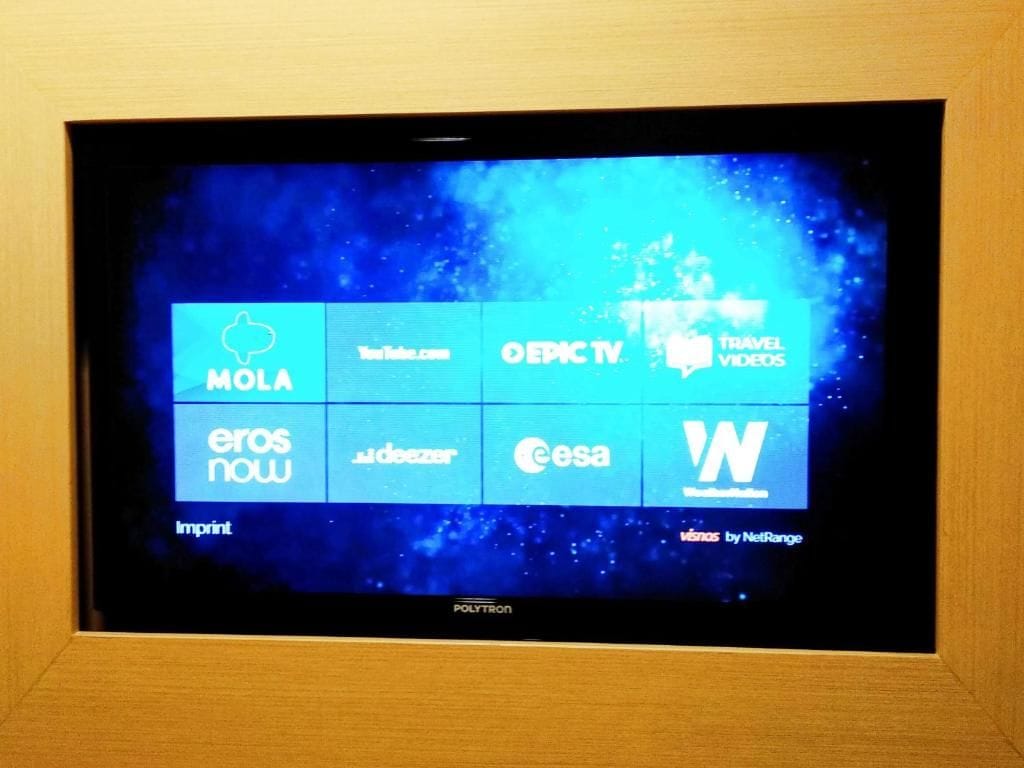 Una pantalla de televisión mostrando un menú digital con varios logotipos de servicios de streaming.