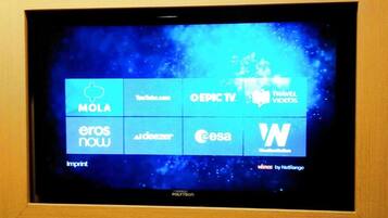 Una pantalla de televisión mostrando un menú digital con varios logotipos de servicios de streaming.