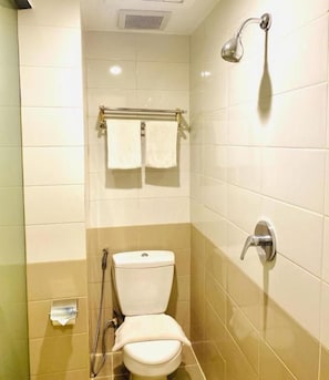 Buồng tắm vòi sen, đồ dùng nhà tắm miễn phí, xà phòng, dầu gội 