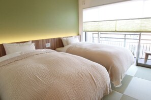 A hotel room with two beds, a wooden headboard, and a view of the outside through a window with blinds. - araijukuloop (Myoukou)