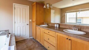 Bathroom - Comfortable Family Getaway ,Modern 3BR Home with AC & Quiet Neighborhood (Portland)