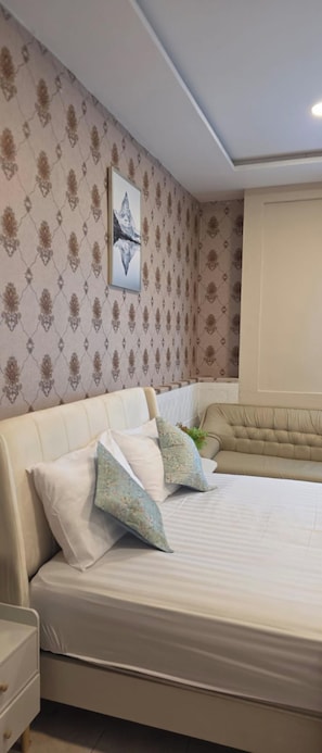 Un dormitorio con cama, mesitas de noche y un armario empotrado.