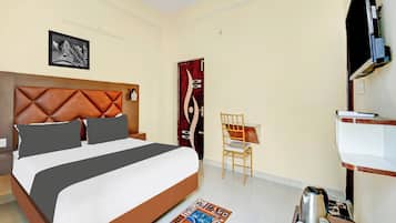 Minibar, desk, WiFi (free), bed sheets