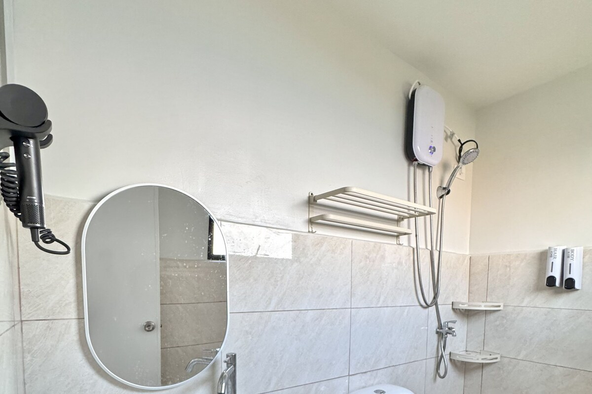 Kondominium Standar, balkon, pemandangan samudra | Kamar mandi