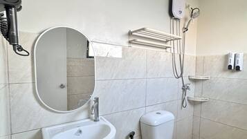 Standard-Apartment, Balkon, Meerblick | Badezimmer