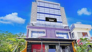 Un edificio de varios pisos con un letrero que indica que es una casa townhouse con servicios de empresa.