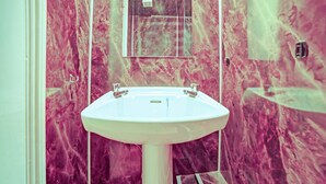House | Bathroom - Standard Double Room (Brighton)