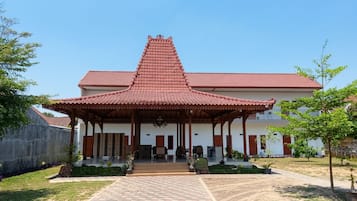 Vista frontal de la propiedad