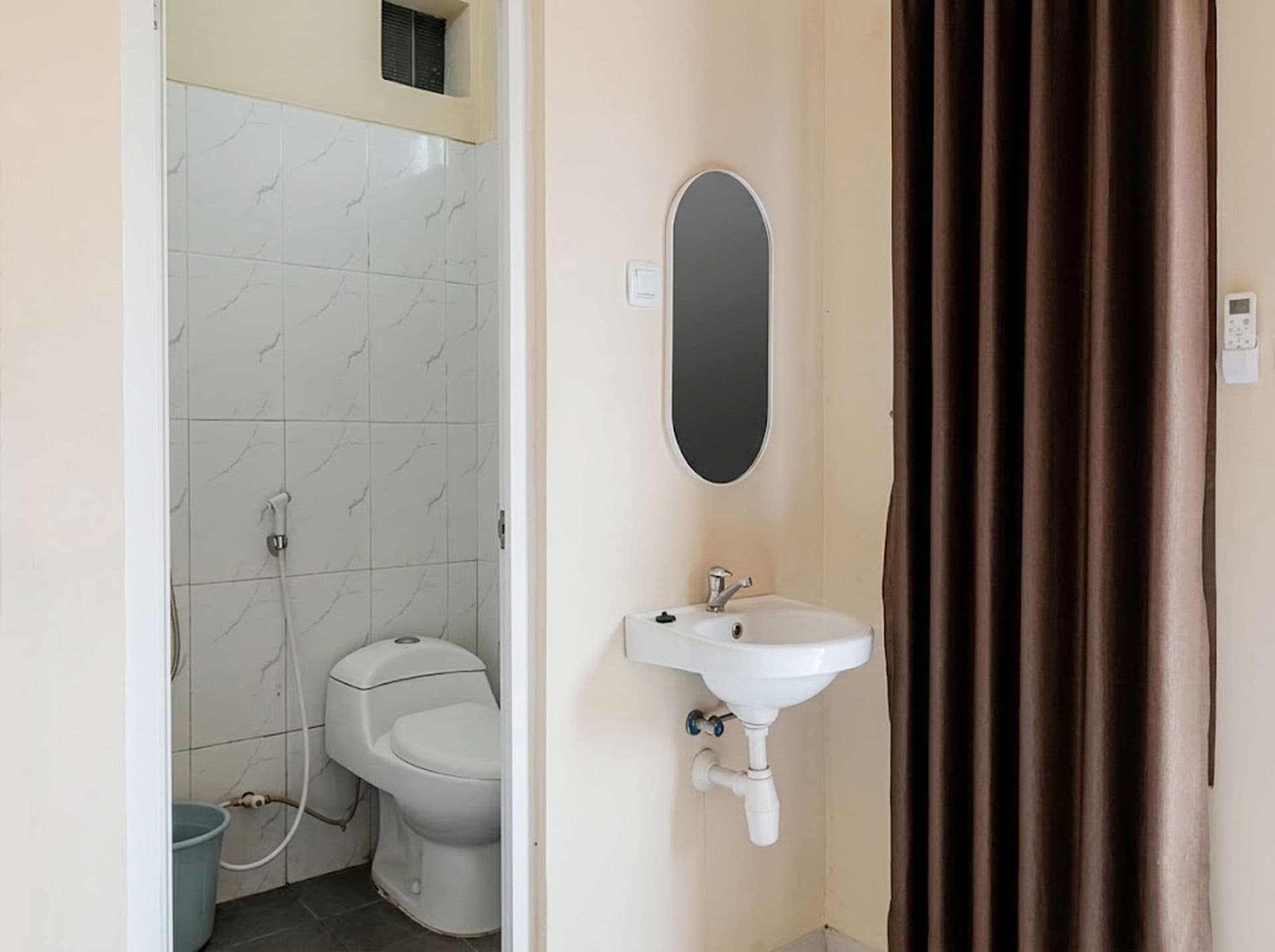 Un baño con inodoro, lavamanos y ducha.