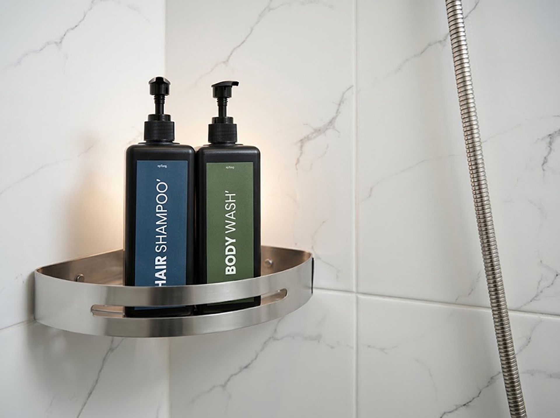 Ein Badezimmerschrank mit zwei Shampoo- und Duschgel-Flaschen.