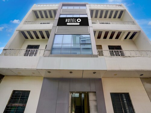 Deluxe Hotel Sai Dhanlaxmi