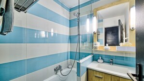 A bathroom with a shower, a bathtub, and a vanity with a mirror. - "Horizon Bleu" One-bedroom apartment with balcony, ocean view, pool, and parking (Cap-d'Ail)