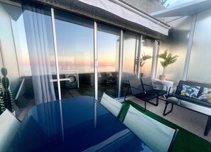 Outdoor dining - "Horizon Bleu" One-bedroom apartment with balcony, ocean view, pool, and parking (Cap-d'Ail)