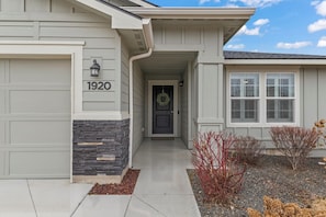 Room - Family 4BR Near Wahooz Game Garage Fire Pit (Meridian)