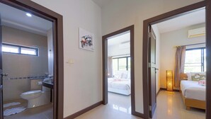 Une chambre d’hôtel avec une salle de bain, un lit et une table de chevet.