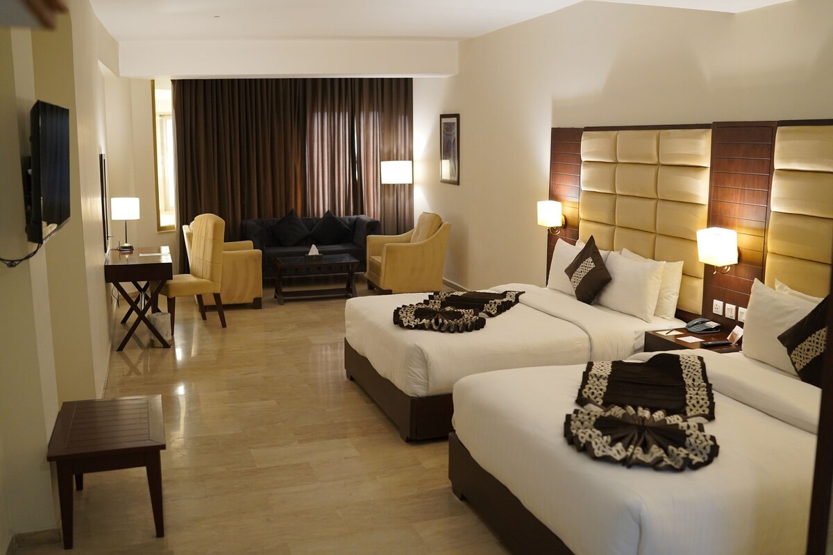 Deluxe Suite | Bar mini, peti besi dalam bilik, meja, ruang kerja komputer riba 