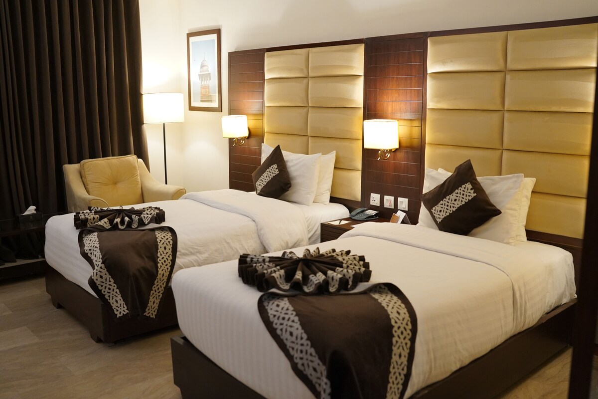 Deluxe Twin Room | Bar mini, peti besi dalam bilik, meja, ruang kerja komputer riba 