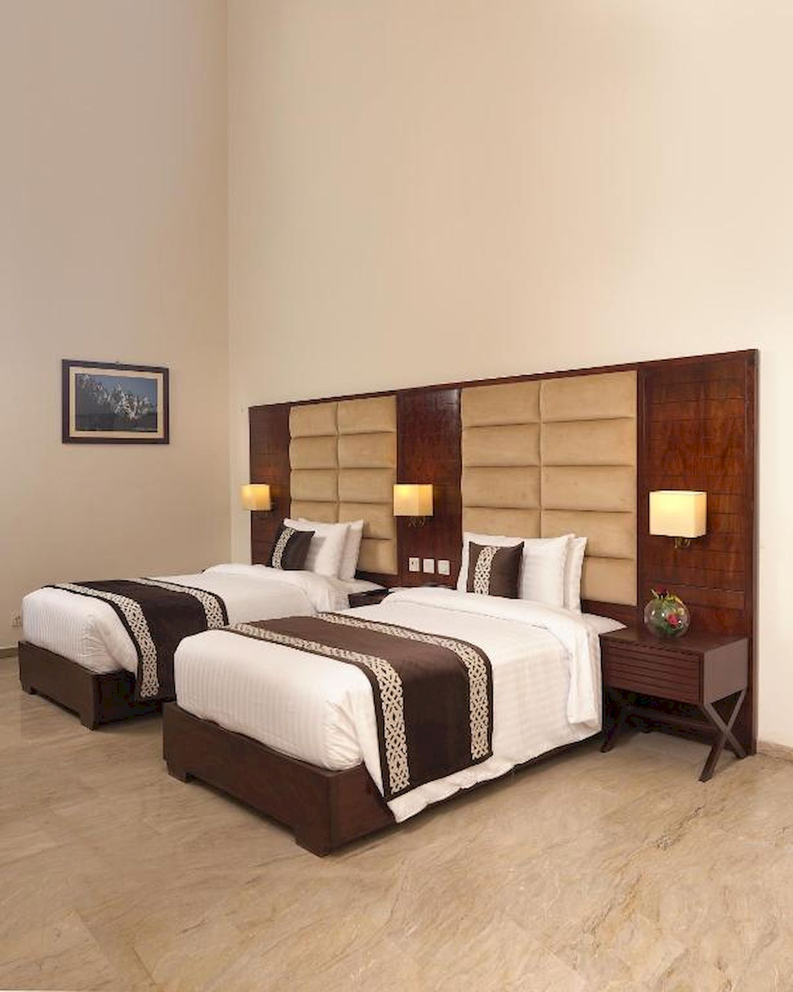 Deluxe Twin Room | Minibar, in-room safe, desk, laptop workspace