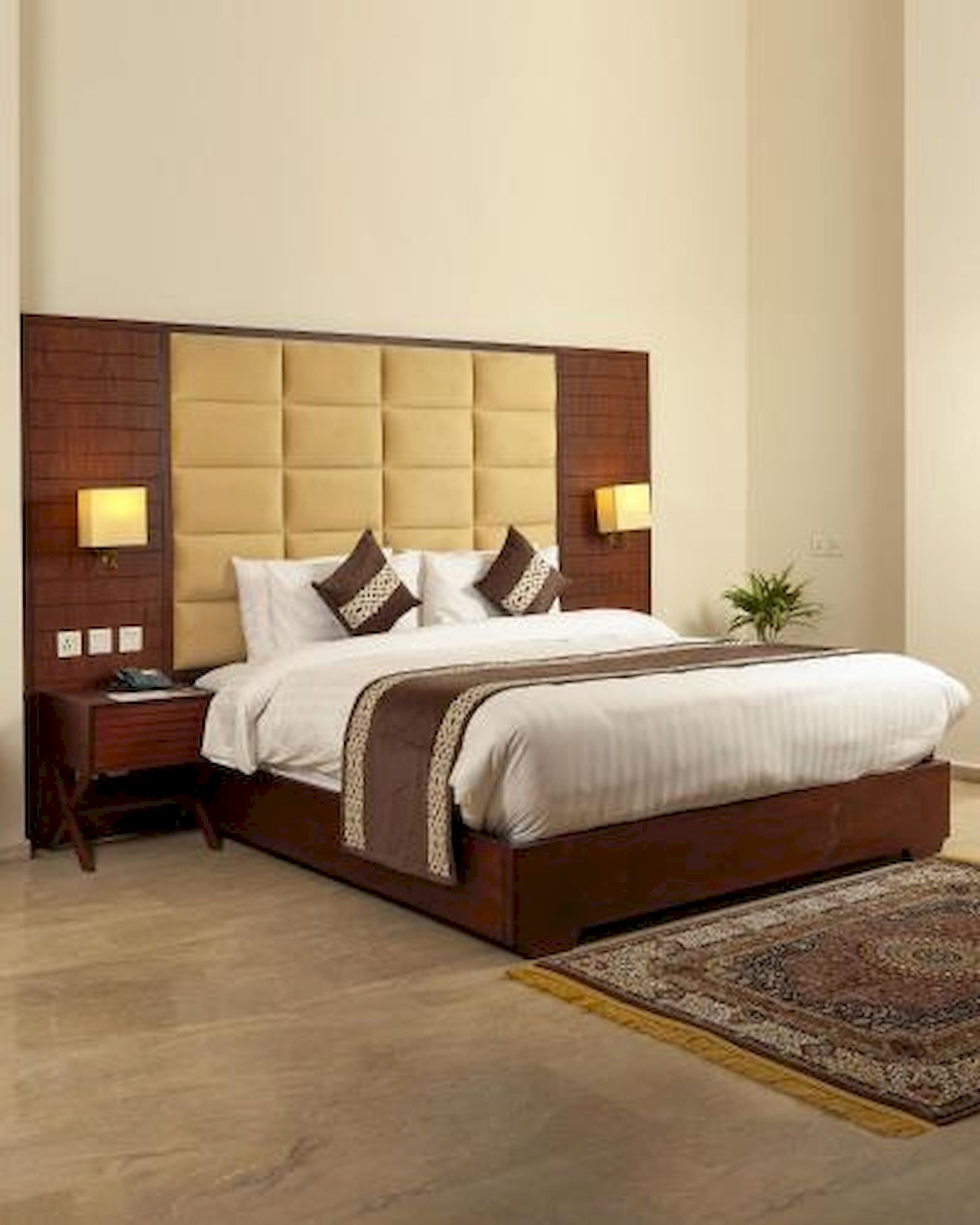Executive Suite | Minibar, in-room safe, desk, laptop workspace